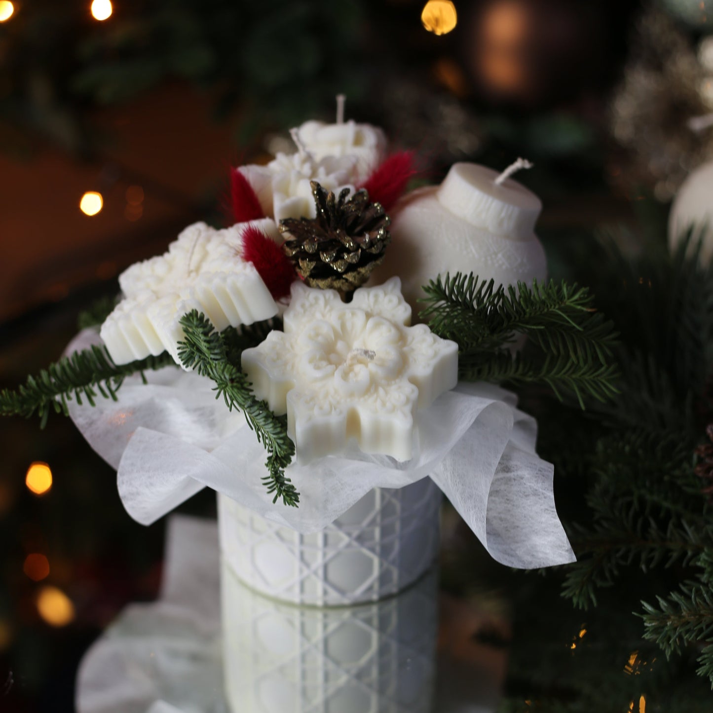 Weihnachtskugel Kerzen Blumenstrauß