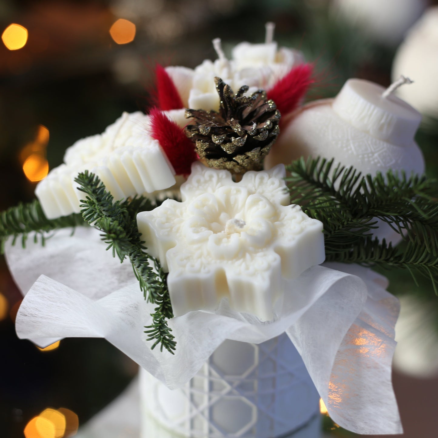 Weihnachtskugel Kerzen Blumenstrauß
