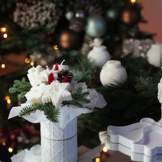 Weihnachtskugel  Kerzen Blumenstrauß