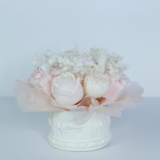 Babyshower Geschenk Blumenstrauß "Rosie" – Forever-Duftkerze aus 100% Sojawachs